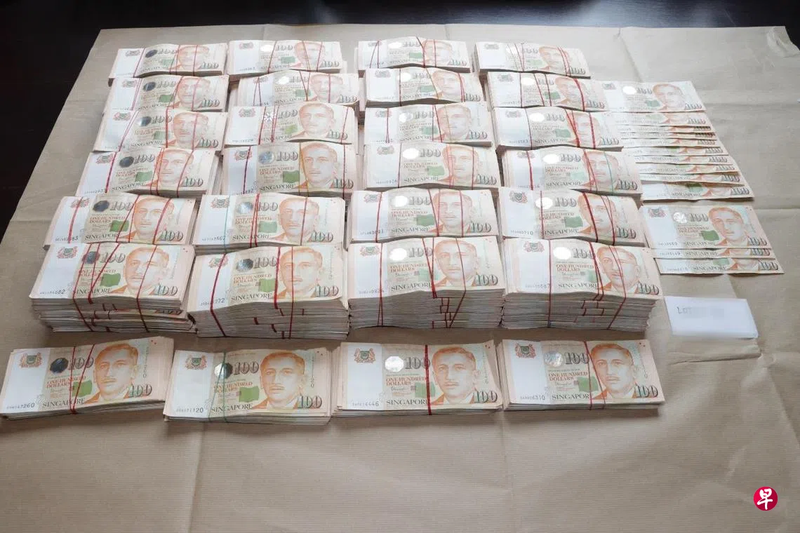 Tiền tang vật bị thu giữ trong vụ án rửa tiền 3 tỷ SGD năm 2023. Ảnh: Zaobao. Vu an rua tien.png
