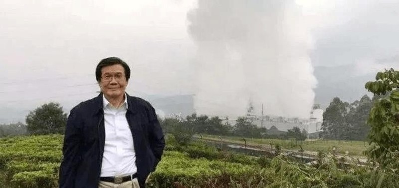 Bành Vân Bằng khảo sát nguồn địa nhiệt. Ảnh: Creaders. Chup ben nguon dia nhiet.jpeg