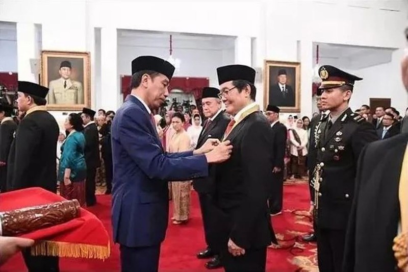 Năm 2019, Bành Vân Bằng được Tổng thống Indonesia Widodo trao tặng huân chương cao quý nhất của quốc gia này. Ảnh: Sohu. Widodo trao huan chuong 2019.jpg