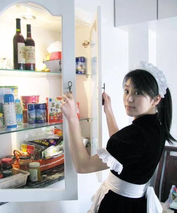 Việc nhẹ, lương cao nên làm "giúp việc nhà giàu" đang là công việc được nhiều sinh viên tốt nghiệp đại học Gen Z tìm kiếm. Ảnh: Zhihu. Nu sinh lam bao mau.jpeg