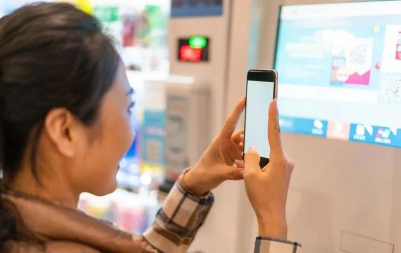 Giới trẻ Trung Quốc giờ đây chuộng mua sắm trực tuyến thay vì đến siêu thị. Ảnh: NetEase. Gioi tre thich mua qua app.jpg