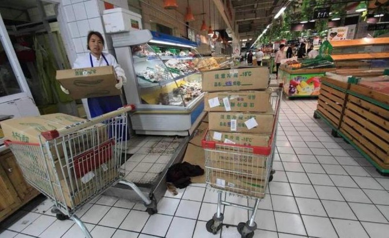 Nhân viên một siêu thị thu dọn, chuẩn bị đóng cửa. Ảnh: NetEase. Sieu thi thu don.jpg