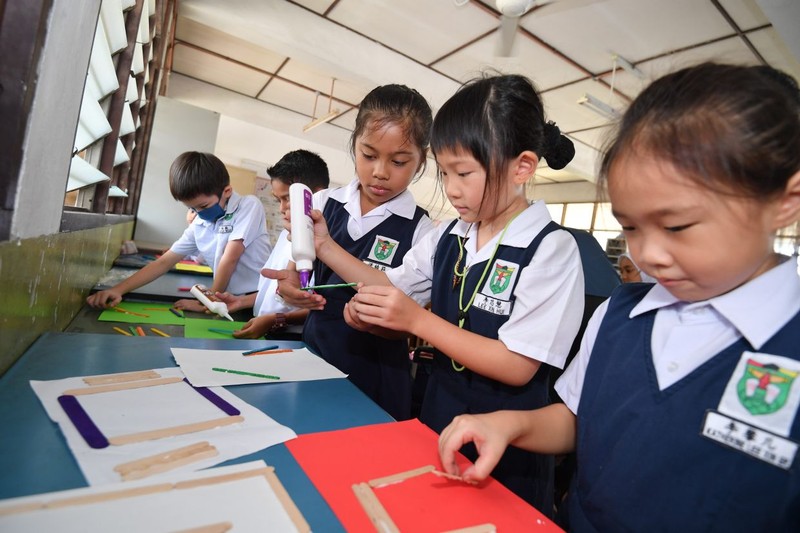 Rào cản ngôn ngữ và phương pháp dạy học khác là nhân tố khiến học sinh Trung Quốc khó hòa nhập. Ảnh: Zhihu. Hoc sinh Trung Quoc o Malay.jpg