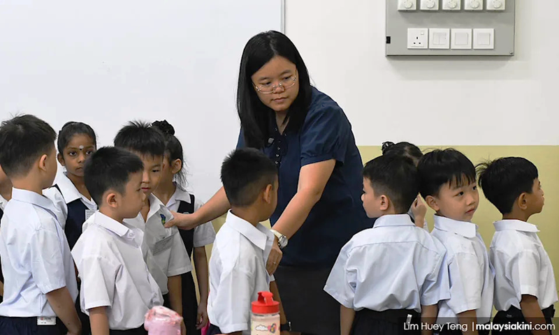 Học sinh Trung Quốc và các bạn trong một trường quốc tế. Ảnh: Malaysiakini. tre em ơ truong quoc te Malaysia.png