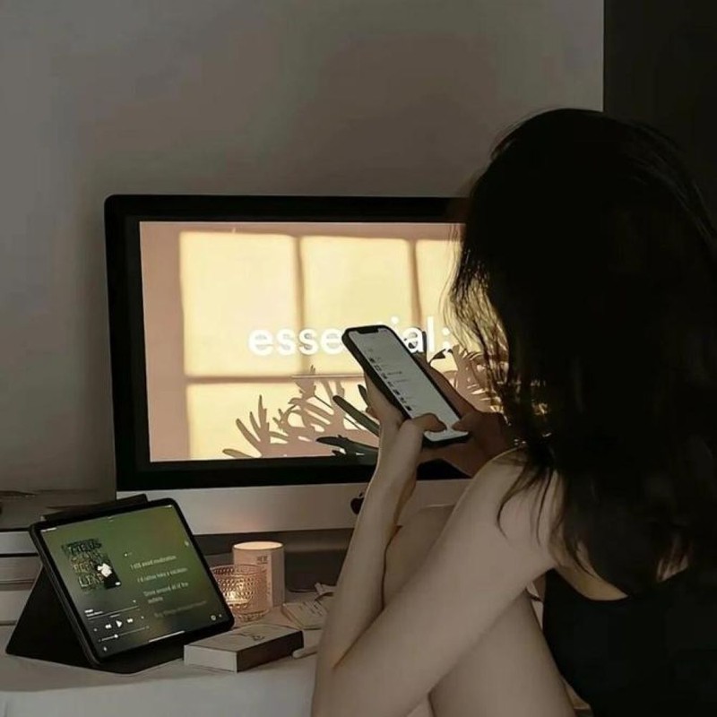 Nói dối ở lại cơ quan làm thêm giờ để vào khách sạn chỉ để được tự do trong mấy tiếng. Ảnh: QQnews. Mot minh.jpg