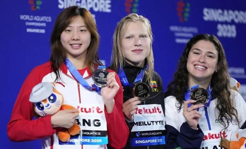 Benedetta Pilato (phải) trên bục nhận Huy chương Đồng tại Singapore trước khi xảy ra vụ việc. Ảnh: Sina. Benedetta Pilato tren buc.jpg