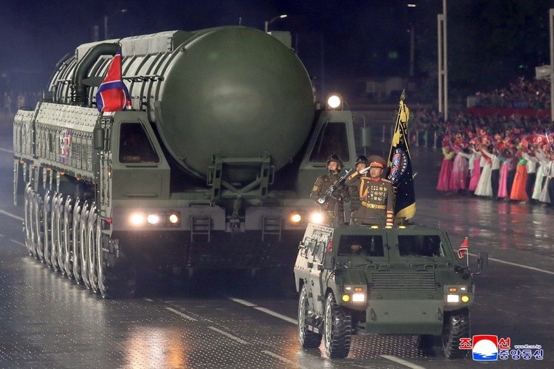 Sự xuất hiện của tên lửa Hwasong-20 là tâm điểm của cuộc duyệt binh. Ảnh: KCNA. Can canh.jpg