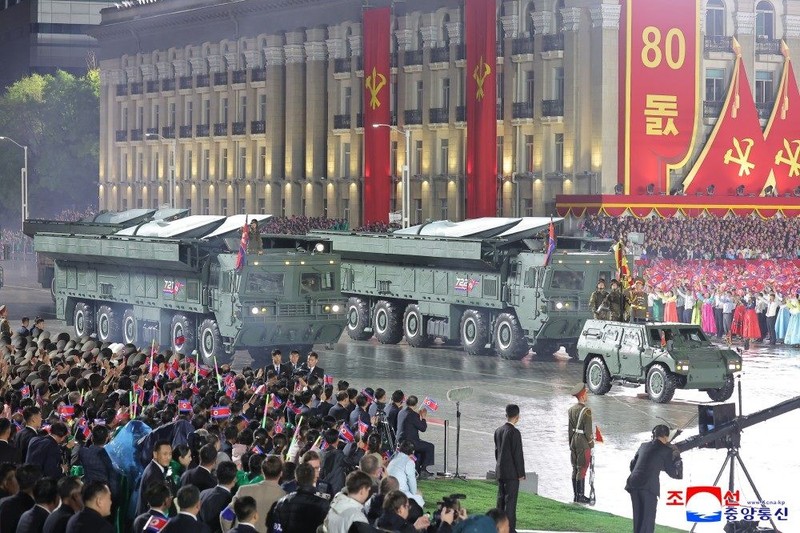 Tên lửa siêu vượt âm Hwasong-11Ma lần đầu tiên tham gia duyệt binh. Ảnh: KCNA. Sieu vuot am.jpg
