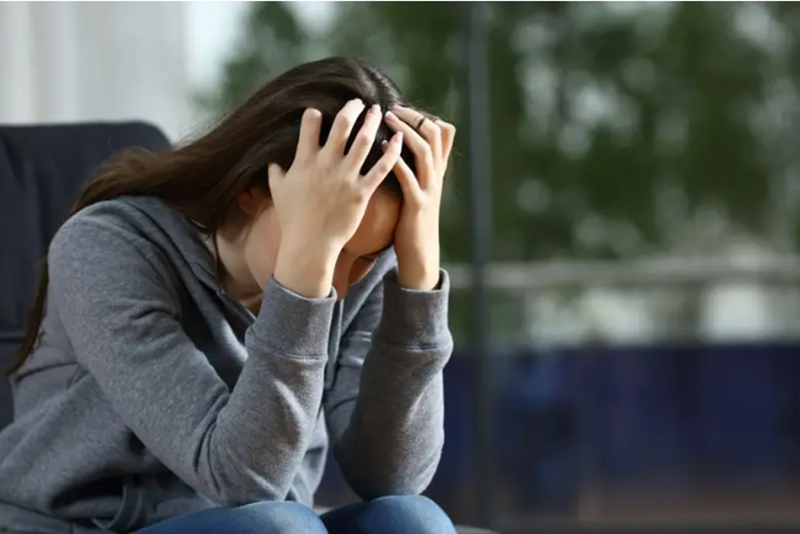 Nhiều người trẻ mất số tiền lớn do mắc bẫy "đồng hành phỏng vấn". Ảnh: Creaders. Cam bay lua dao.png