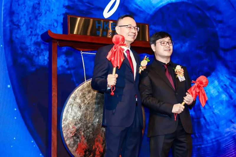 Chu Vĩ Tùng (phải) – người sáng lập hãng sản xuất đồ chơi lắp ráp Bloks Group. Ảnh: Zhihu. Chu Vi Tung.png