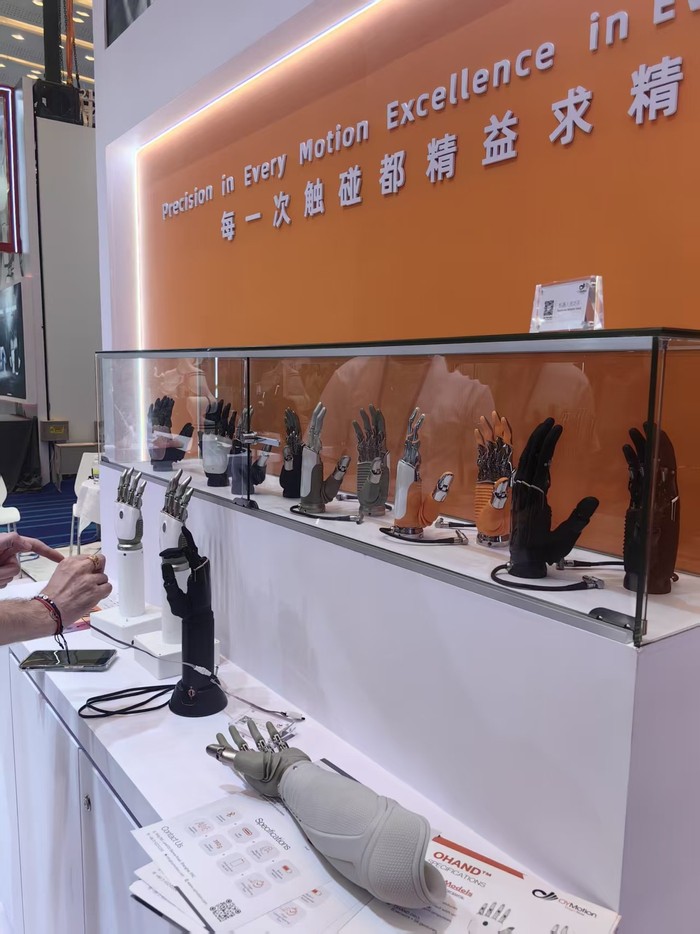 Các bàn tay máy bio AI của OYMotion. Ảnh: Sina. Ban tay may nhay cam.jpg