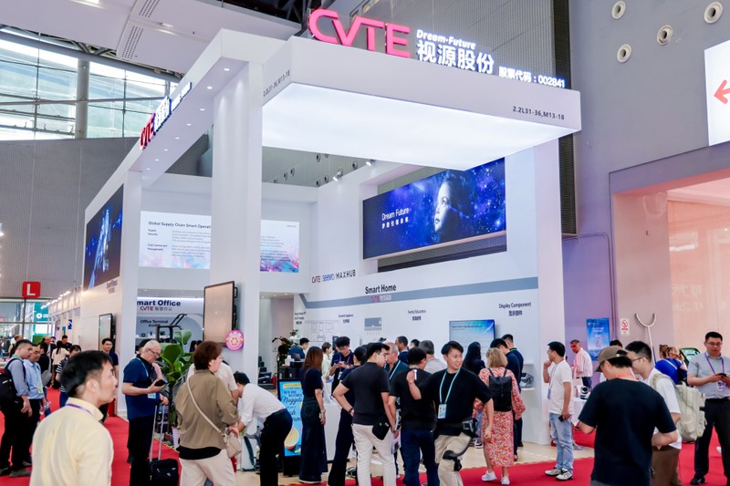 Khách tham quan quan tâm các sản phẩm robot AI của CVTE. Ảnh: Jfnews. Khach tham CVTE.jpg