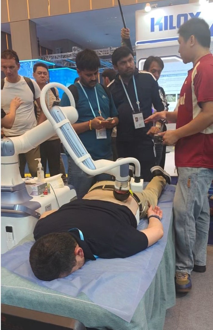 Robot trị liệu trở thành "ngôi sao" được quan tâm nhất. Ảnh: Sina. Robot tri lieu.jpg