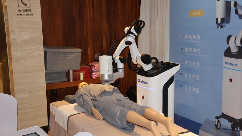 Robot châm cứu có thể thay thế vị trí của thầy lang đông y. Ảnh: Sina. Rotbot cham cuu.jpeg