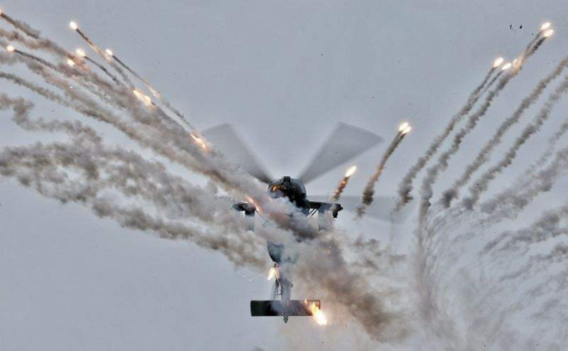 Z-20T thả mồi bẫy nhiệt. Ảnh: BJnews. Z-20T 3.png