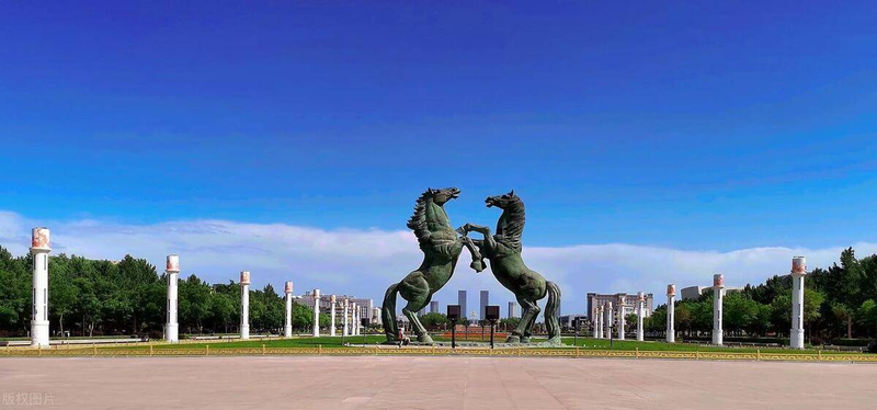 Quảng trường trung tâm Ordos vắng tanh. Ảnh: People. Thanh pho vang tanh.png