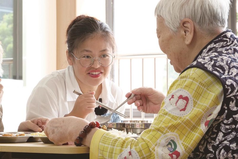 Bà và cháu trong viện dưỡng lão. Ảnh: Sina. ba va chau.jpg