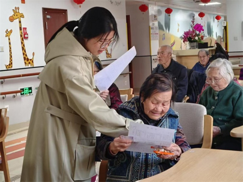 Mô hình "Sống chung liên thế hệ" trong viện dưỡng lão có nhiều ưu điểm. Ảnh: Sina. Gia va tre.png