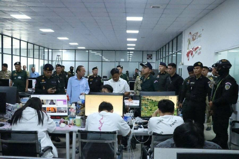 Cảnh sát Campuchia đột nhập bắt một ổ lừa đảo mạng của Prince Group. Ảnh: Singtao. lua dao.png