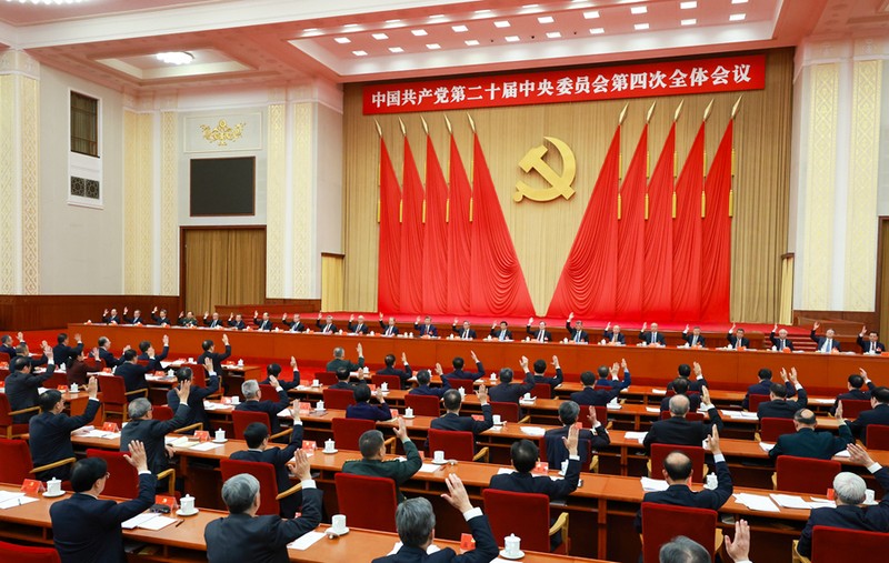 Hội nghị biểu quyết thông qua quyết nghị của kỳ họp. Ảnh: Xinhua.