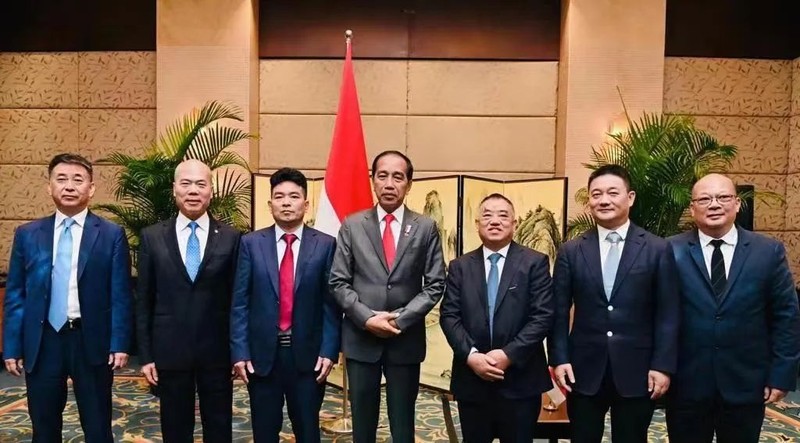 Tổng thống Indonesia Widodo (giữa) tiếp và chụp ảnh lưu niệm khi Hứa Khai Hoa sang thành lập khu công nghiệp niken. Ảnh: Sohu. Widodo tiep.jpg