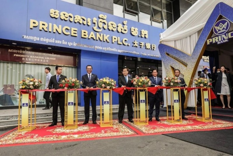 Prince Bank của Chen Zhi liên tiếp mở rộng các chi nhánh. Trong ảnh: một chi nhánh mới khai trương. Ảnh: HK01. Khai truong chi nhanh ngan hang.jpg