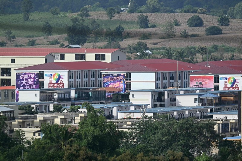 Bên trong "KK Park" với những tấm biển quảng cáo lớn trên các tầng nhà. Ảnh: Singtao. Trai KK.jpg