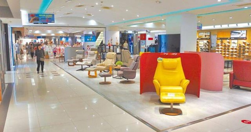 Bên trong Bách hóa Thái Bình Dương trước khi đóng cửa. Ảnh: Sohu. cac trung tam thuong mai vang ve.jpg