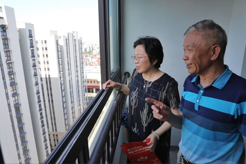 Một cặp vợ chồng già phấn khởi dọn về căn hộ mới. Ảnh: Sohu. Phan khoi ve nha moi.jpeg