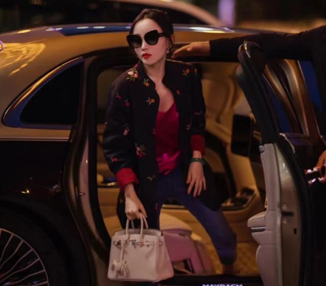 Khoe ảnh đi lại bằng siêu xe Rolls Royces. Ảnh: KKnews. Di sieu xe.png