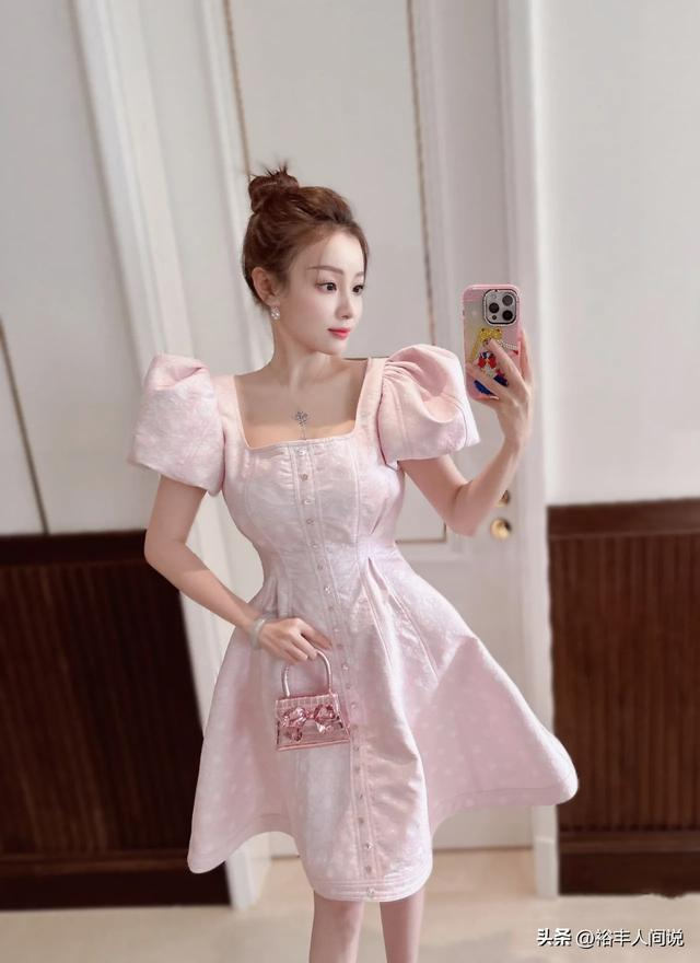 Khoe ảnh chụp tự sướng. Ảnh: Sina. Khoe anh tu suong.png