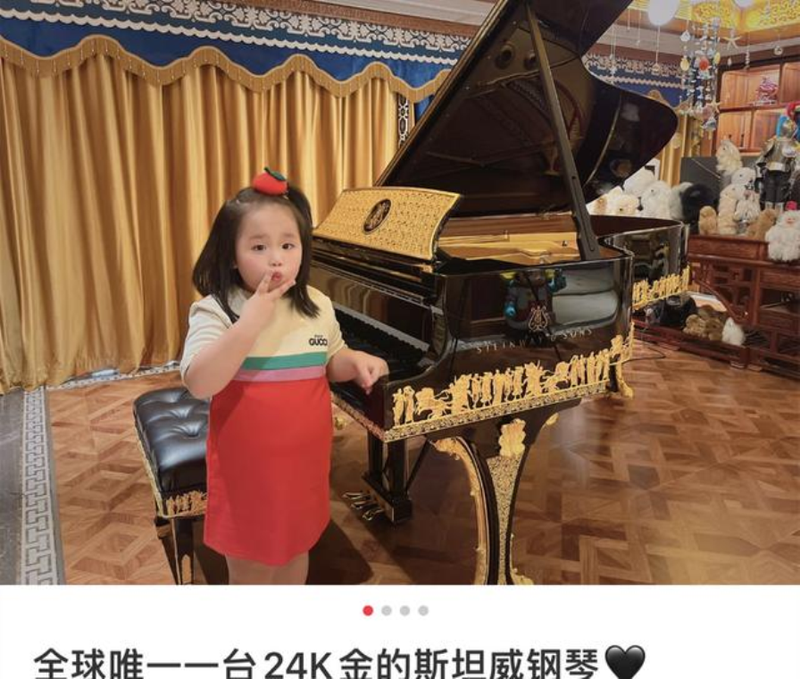 Khoe con gái Ami bên cây đàn Piano mạ vàng duy nhất trên thế giới có giá 7 triệu NDT. Ảnh: Sina. Khoe dan piano.png