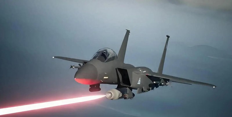 Hình ảnh mô phỏng pod laser trên tiêm kích J-11B hoạt động tiêu diệt mục tiêu. Ảnh: Sohu.