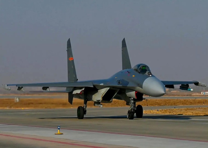 Tiêm kích J-11B của Trung Quốc. Ảnh: QQnews. Pod laser.jpg