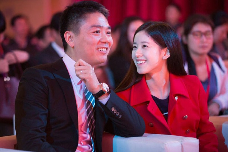 Lưu Cường Đông và vợ - "Hotgirl trà sữa" Chương Trạch Thiên. Ảnh: Sohu. Hai vo chong 2.jpg