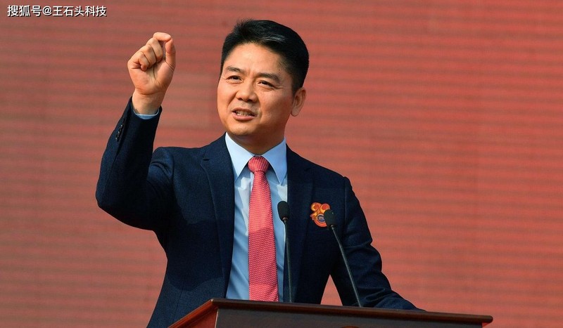 Năm 2015, Lưu Cường Đông đưa ra kế hoạch "Lương 1NDT/năm" trong 10 năm. Ảnh: Sohu. Tuyen bo ke hoach.jpeg