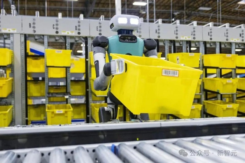 Robot làm công việc tìm lấy hàng hóa. Ảnh: Sina. nhan vien robot.jpg