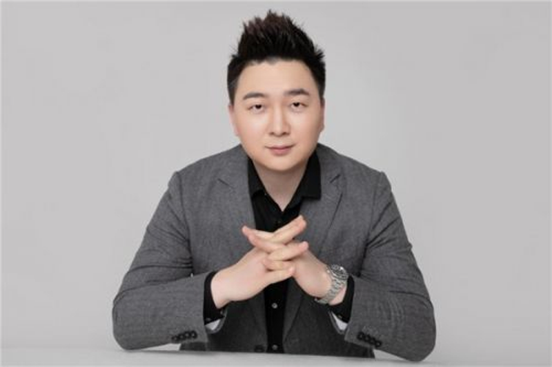 Chu Quán Binh, ông chủ trẻ của chuỗi hàng ăn tiền tỷ "Ma Đô Tam Huynh Đệ". Ảnh: Sohu.