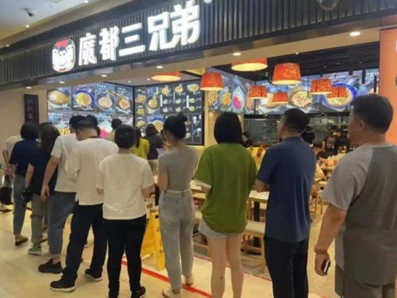 Cảnh khách ăn xếp hàng rồng rắn chờ được thưởng thức mì. Ảnh: Creaders. Khach an xep hang cho phuc vu.jpg