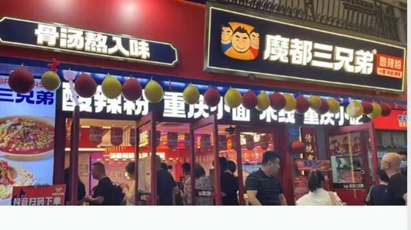 Các cửa hàng luôn đông khách. Ảnh: Sohu. Luon dong khach.png