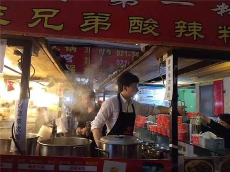 Dù cửa hàng to hay nhỏ đều đảm bảo giữ được hương vị món ăn. Ảnh: Sohu. Mot cua hang.png