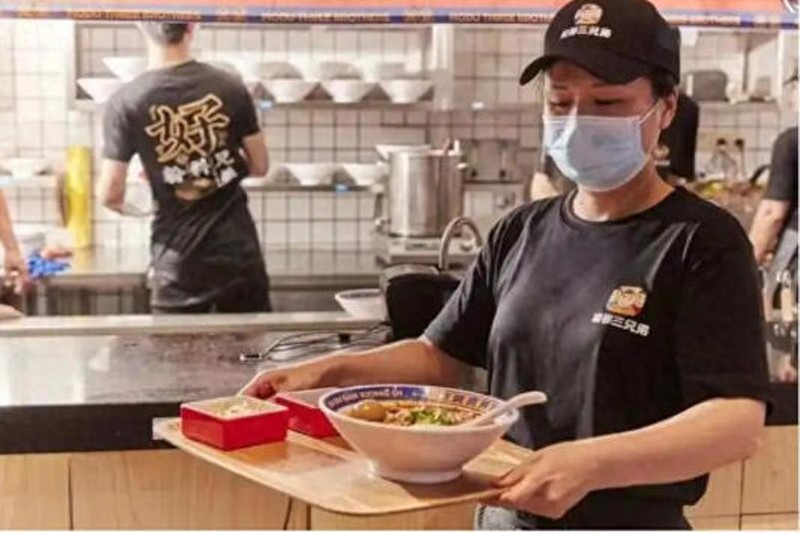 Nhân viên phục vụ rất nhanh. Ảnh: Creaders. Nhan vien phuc vu nhanh.jpg