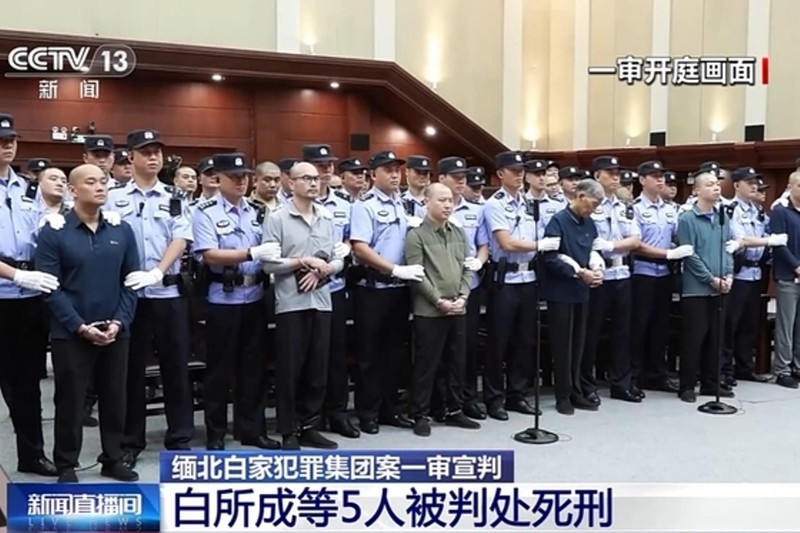 Các bị cáo trong vụ án gia tộc Bạch Sở Thành nghe tuyên án. Ảnh: CCTV.