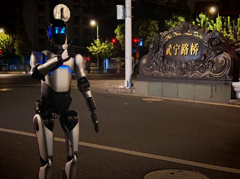 Robot Viễn Chinh A2 đi qua cầu đường bộ Vũ Ninh ở Thượng Hải. Ảnh: Qbitai.