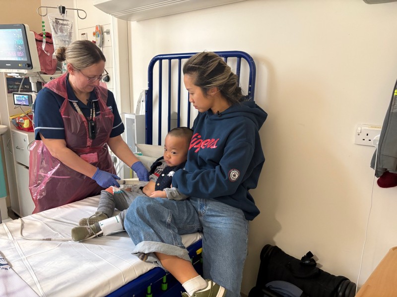 Oliver Chu dang dieu tri.jpg