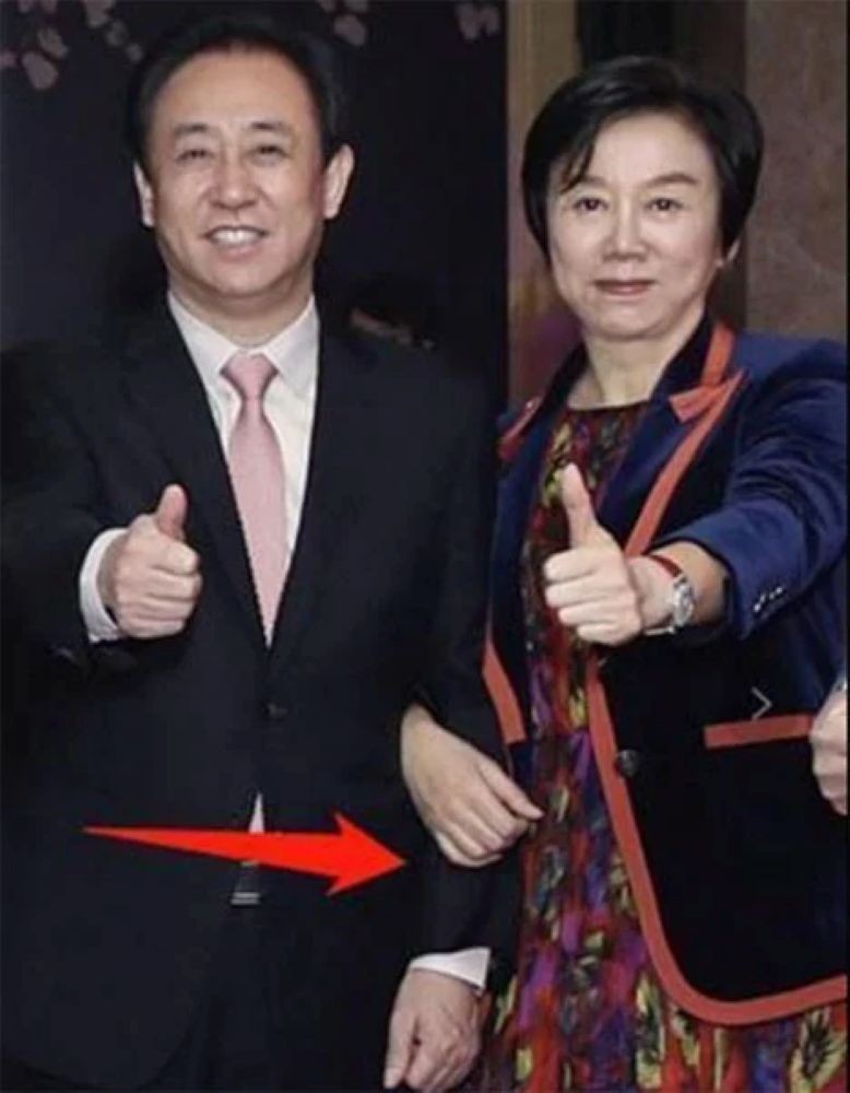 Hai vo chong an ai.jpg