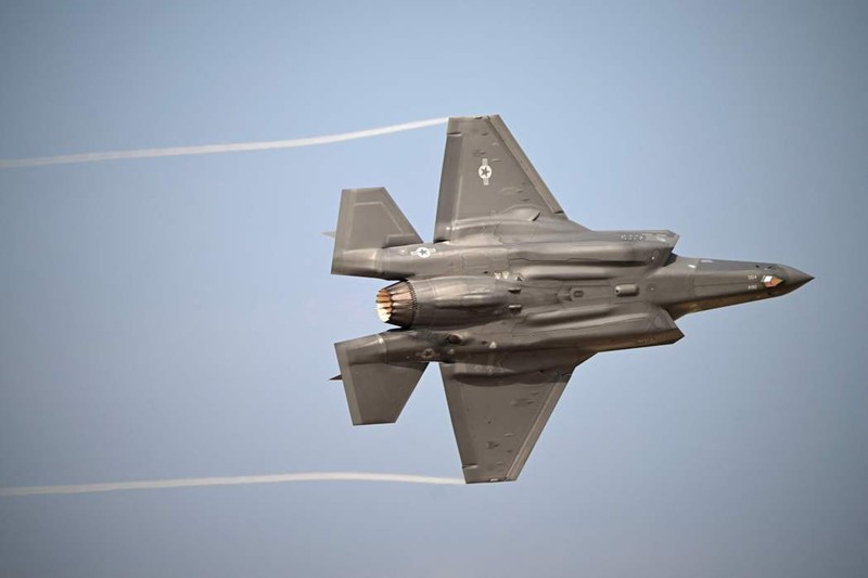Một chiếc tiêm kích F-35 “Lightning II” do Lockheed Martin sản xuất bay biểu diễn tại Triển lãm Hàng không Dubai ngày 17/11. Ảnh AFP.