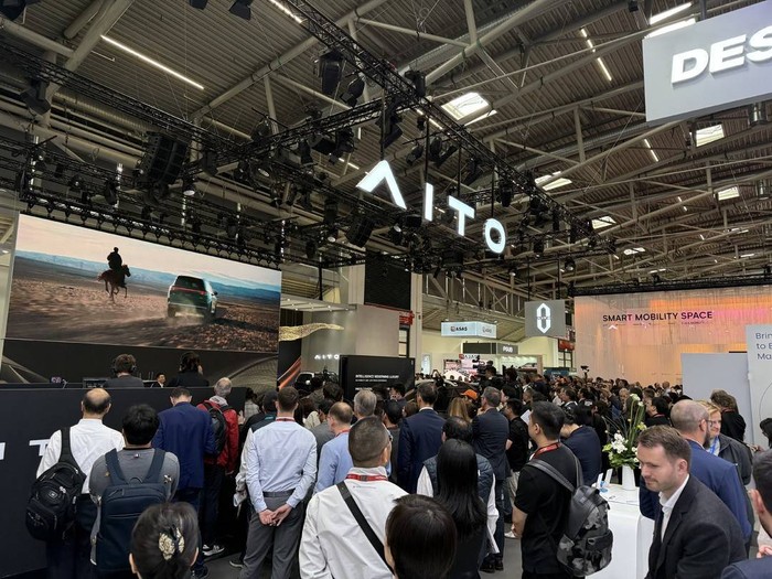 Xe Trung Quoc dang chiem linh.jpg