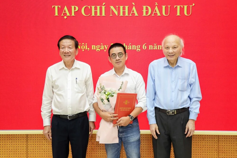 Lãnh đạo Hiệp hội VAFIE trao quyết định Bổ nhiệm ông Nguyễn Thái Sơn, Trưởng Ban thư ký toà soạn làm Uỷ viên Ban biên tập Tạp chí Nhà đầu tư. z5581711661452_ca2a233df4ae6e2b0f30049915e63f6d-1138.png