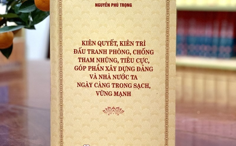 Cuốn sách ra mắt nhân dịp kỷ niệm 93 năm Ngày thành lập Đảng Cộng sản Việt Nam (3.2.1930 - 3.2.2023) và 10 năm thành lập Ban Chỉ đạo T.Ư về phòng, chống tham nhũng (2013 - 2023). Z4075810303593_B040f-2.jpg
